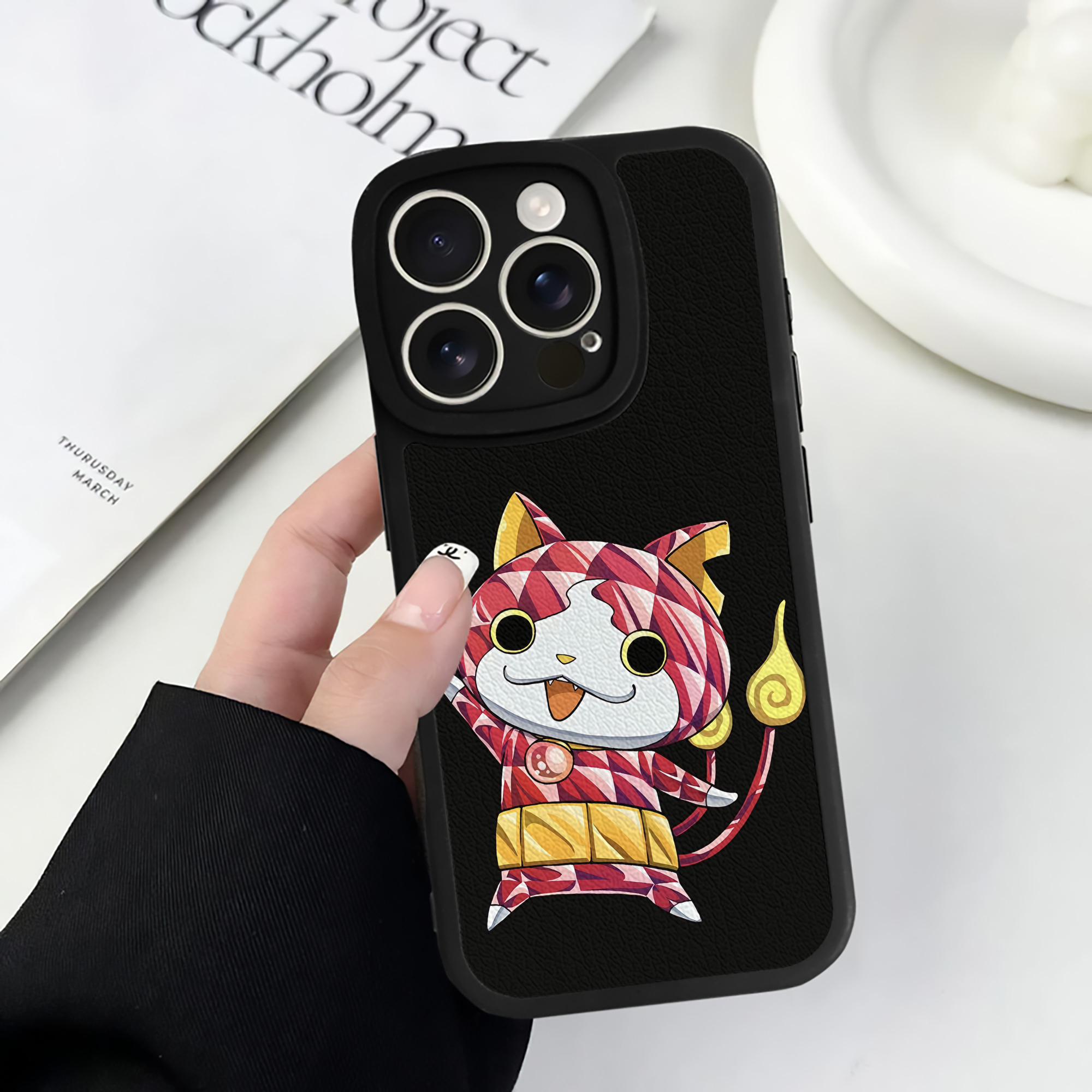 （画像用） 妖怪ウォッチ Yo-kai Watch 【iPhone 16シリーズ対応】シリコンスマホケース（レザー調） 材質：シリコン
